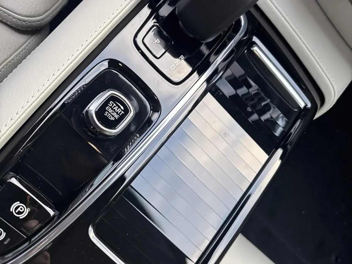 T8 Plug-in hybrid AWD Plus Dark | Bliss | Keyless | Elektrische stoelen | Stuur en stoel verwarming | Harman kardon audio |