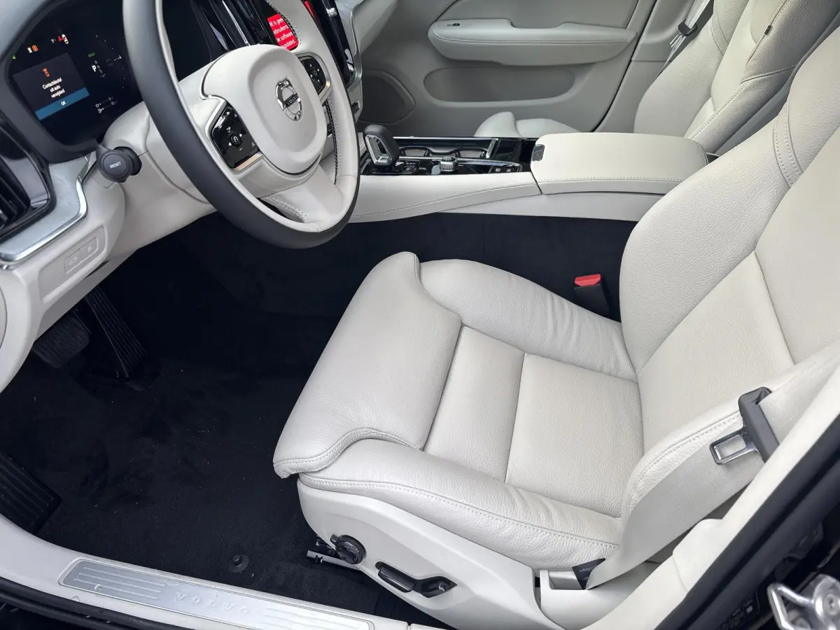 T8 Plug-in hybrid AWD Plus Dark | Bliss | Keyless | Elektrische stoelen | Stuur en stoel verwarming | Harman kardon audio |