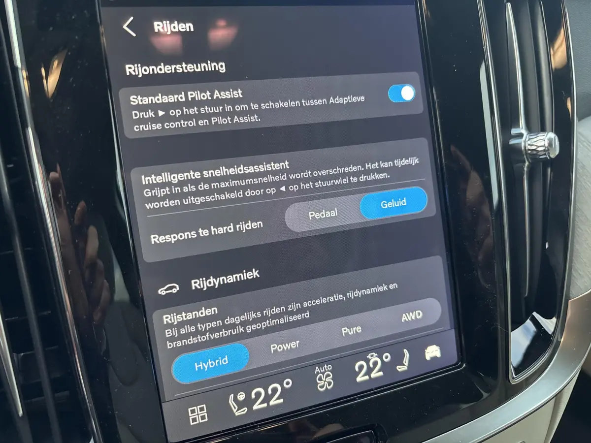 T8 Plug-in hybrid AWD Plus Dark | Bliss | Keyless | Elektrische stoelen | Stuur en stoel verwarming | Harman kardon audio |