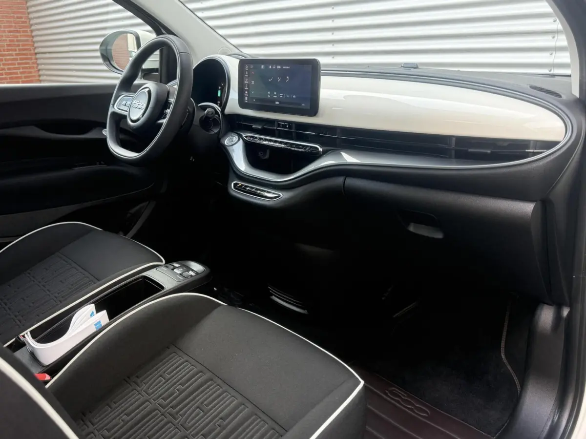 24 kWh Navi Camera Carplay Led Cruise SOH 100% Eerste Eigenaar Dealer Onderhouden Nieuwstaat 2023 Nouvelle 500 70 Kw 95 Pk incl 12 maanden garantie