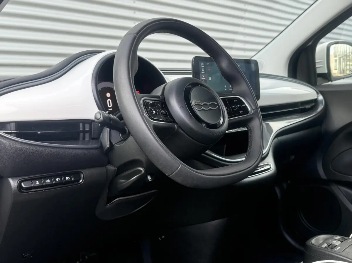 24 kWh Navi Camera Carplay Led Cruise SOH 100% Eerste Eigenaar Dealer Onderhouden Nieuwstaat 2023 Nouvelle 500 70 Kw 95 Pk incl 12 maanden garantie
