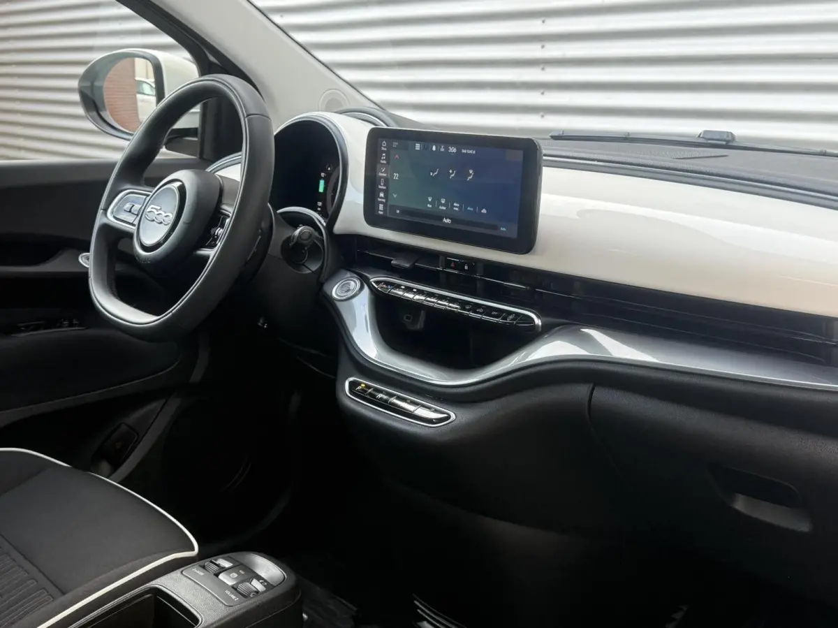 24 kWh Navi Camera Carplay Led Cruise SOH 100% Eerste Eigenaar Dealer Onderhouden Nieuwstaat 2023 Nouvelle 500 70 Kw 95 Pk incl 12 maanden garantie
