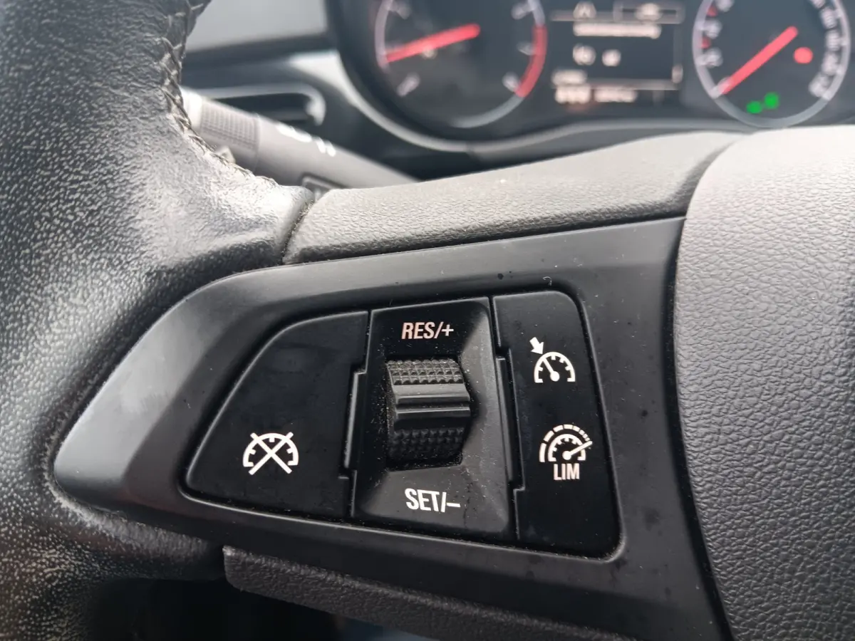 1.4 Online Edition,NAV,LMV,CRUISE,AIRCO,1ste Eigenaar,Carplay,All season banden