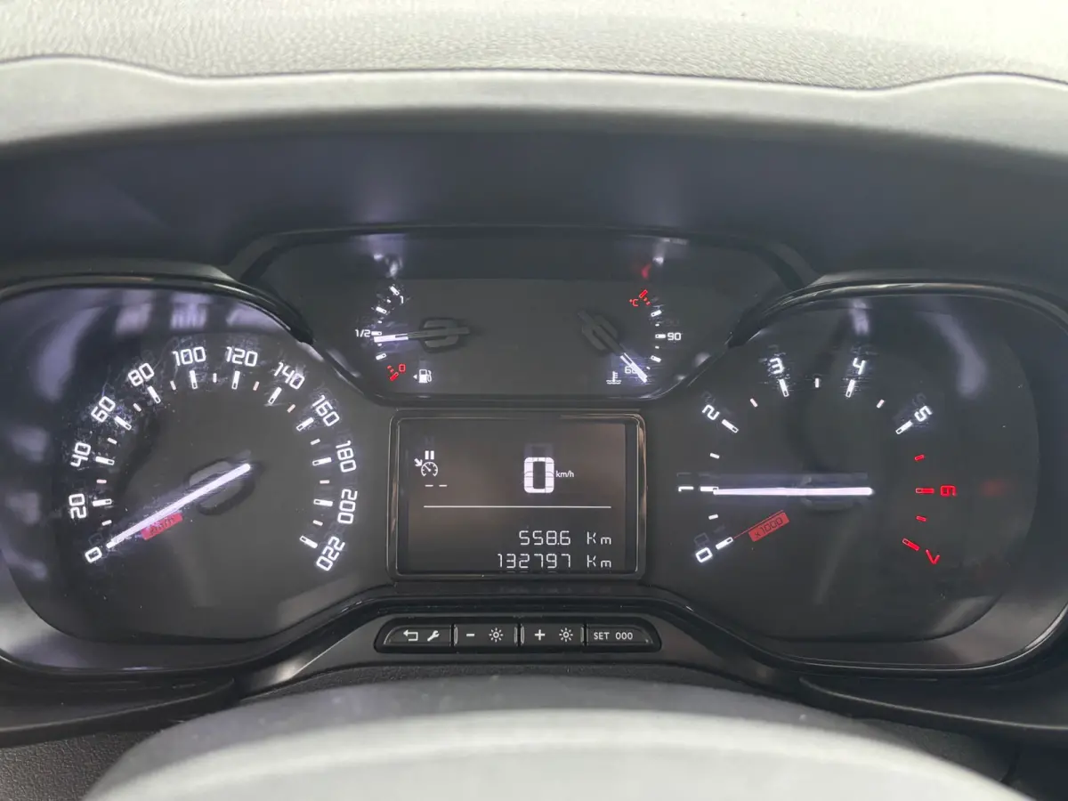 1.5 BlueHDI Club XL | Apple Carplay | Cruise | Navi | Airco