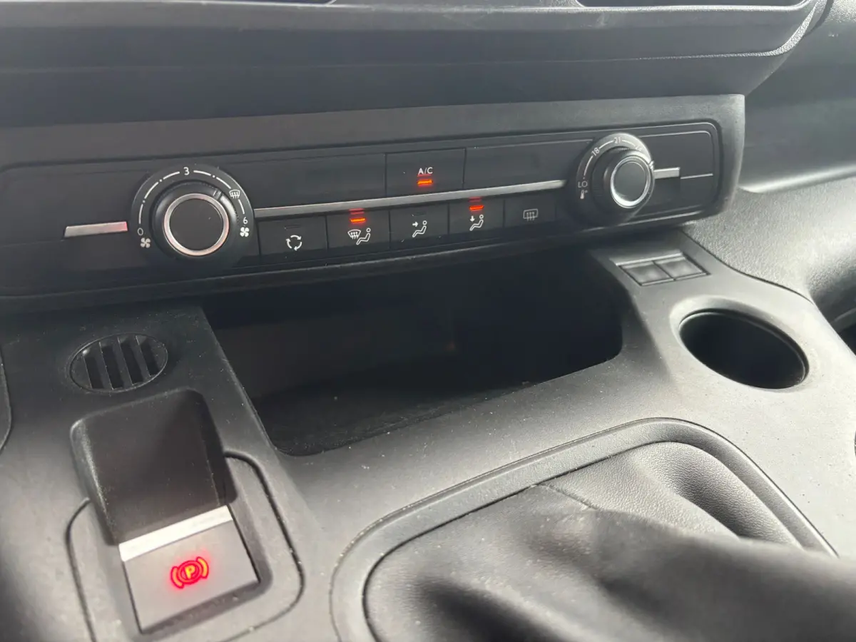 1.5 BlueHDI Club XL | Apple Carplay | Cruise | Navi | Airco