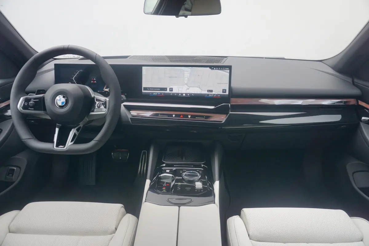 520i M Sportpakket Pro | Comfort Pack | Travel Pack | Innovation Pack | Trekhaak | Harman Kardon |  Panoramadak | Showroom Selection