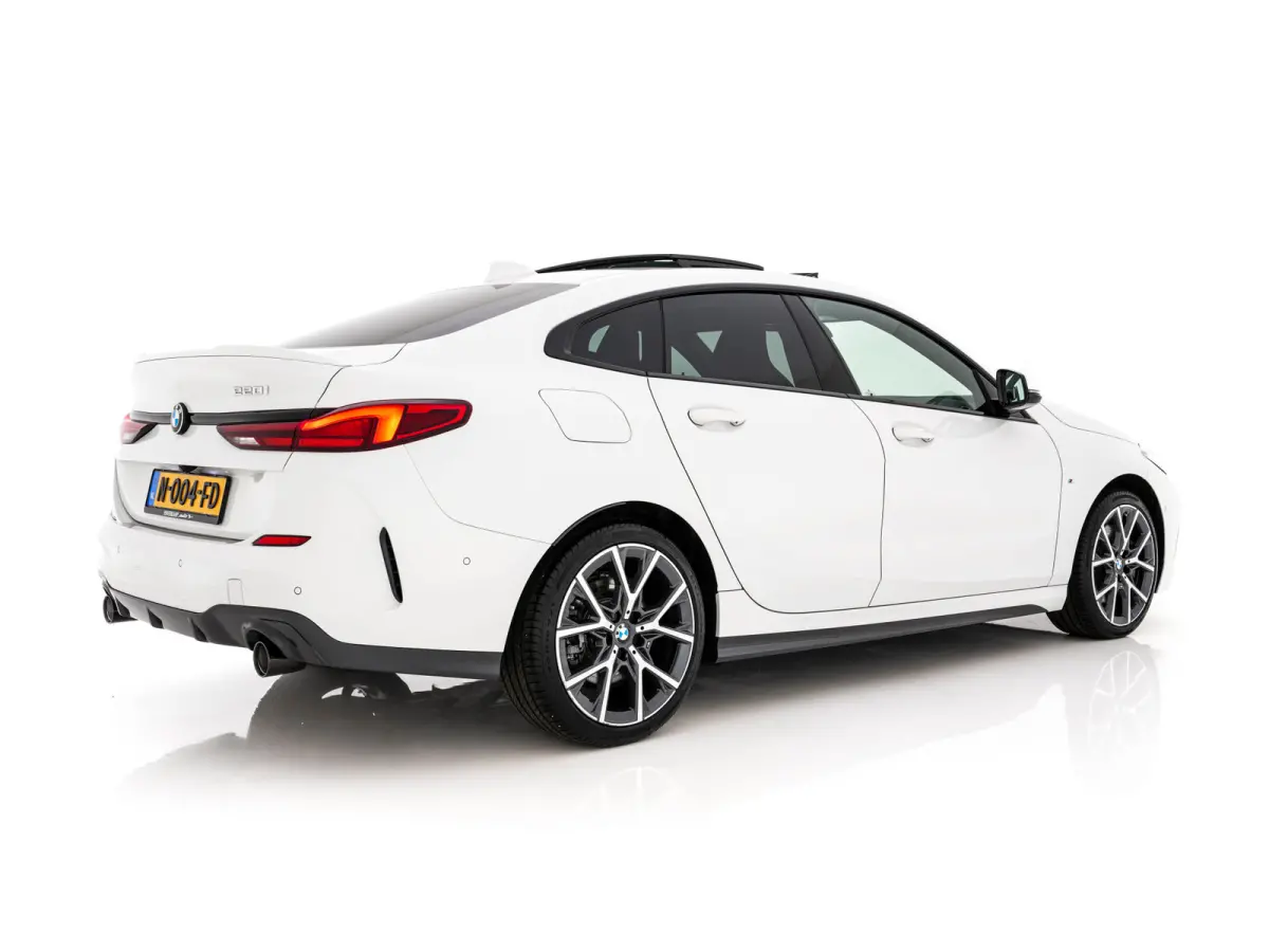 220i M-Sport-Styling Business Edition (INCL-BTW) Aut. *PANO | MICROFIBRE-SPORTSEATS | FULL-LED | DIGI-COCKPIT | CAMERA | NAVI-FULLMAP | HIFI-SOUND | DAB+ | ECC | PDC | CRUISE | CARPLAY | KEY