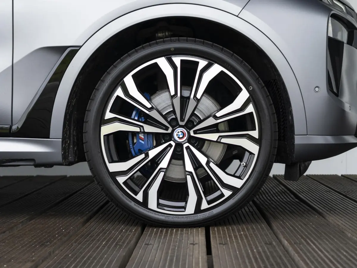 M60i xDrive | M Sportpakket Pro | Comfort Pack | 6-persoons | Bowers & Wilkins | Comfort Access | Soft-Close | Sky Lounge | Massagefunctie | 23'' |