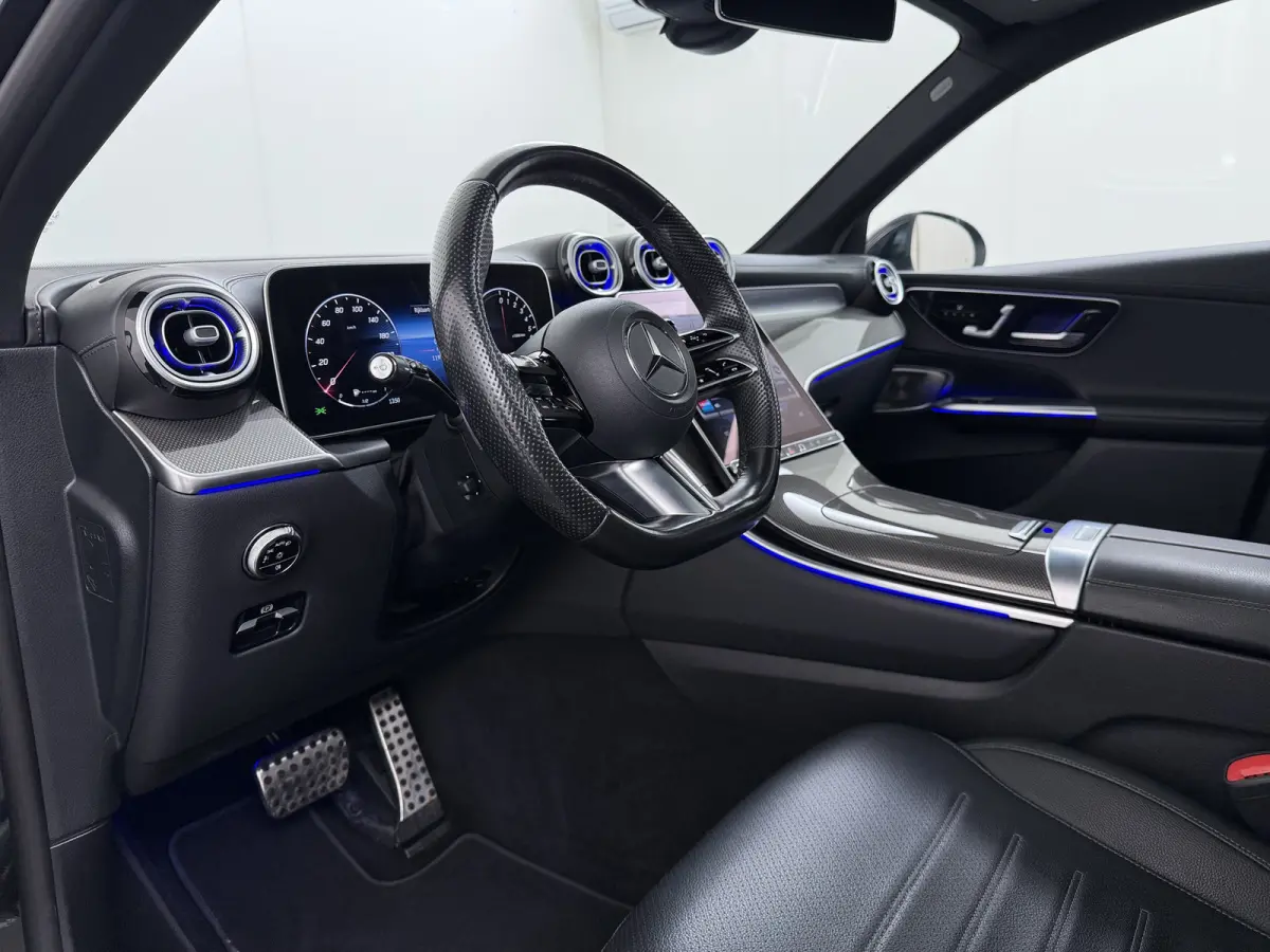 AMG 4Matic // SoH 95% // Dealer Onderhouden // Panorama dak // Burmester // Memory // 360 Camera // 20 inch // Treeplanken // Sfeerverlichting // Keyless