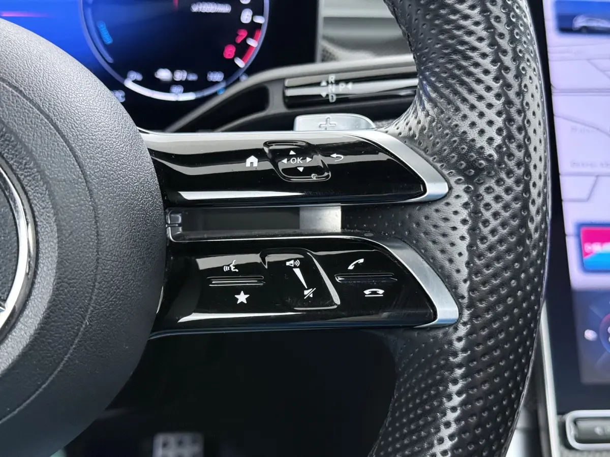AMG 4Matic // SoH 95% // Dealer Onderhouden // Panorama dak // Burmester // Memory // 360 Camera // 20 inch // Treeplanken // Sfeerverlichting // Keyless
