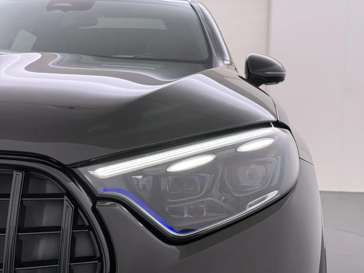 AMG 4Matic // SoH 95% // Dealer Onderhouden // Panorama dak // Burmester // Memory // 360 Camera // 20 inch // Treeplanken // Sfeerverlichting // Keyless