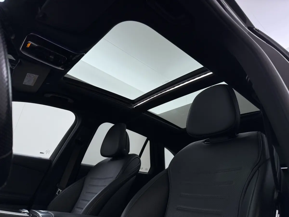 AMG 4Matic // SoH 95% // Dealer Onderhouden // Panorama dak // Burmester // Memory // 360 Camera // 20 inch // Treeplanken // Sfeerverlichting // Keyless