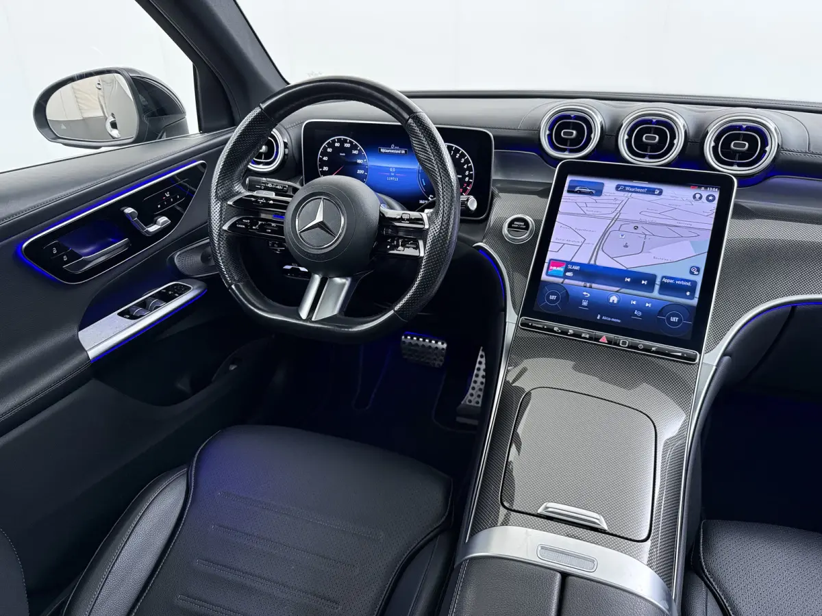 AMG 4Matic // SoH 95% // Dealer Onderhouden // Panorama dak // Burmester // Memory // 360 Camera // 20 inch // Treeplanken // Sfeerverlichting // Keyless