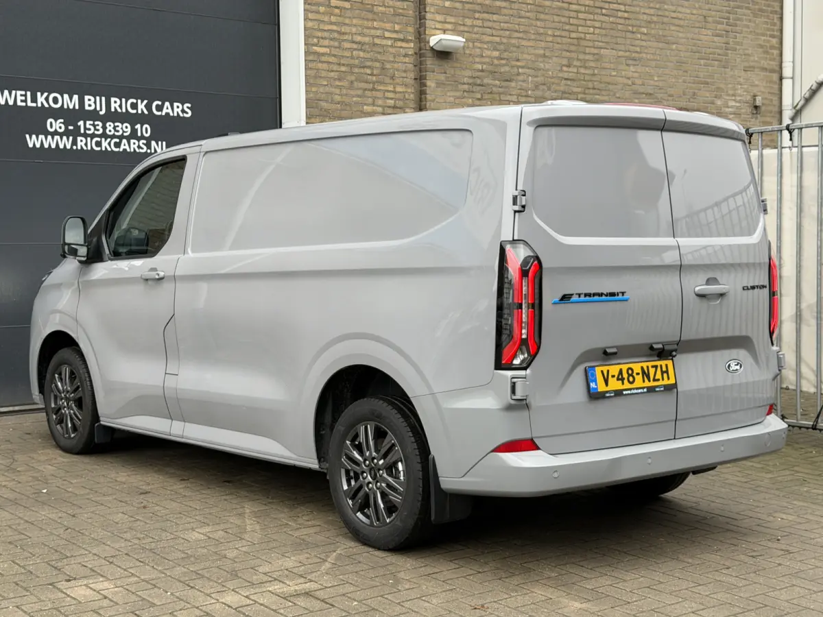 Cust. 320 L1H1 Limited 65 kWh/ 218 PK Direct leverbaar/stoel&stuur verwaming/B&O/ Camera