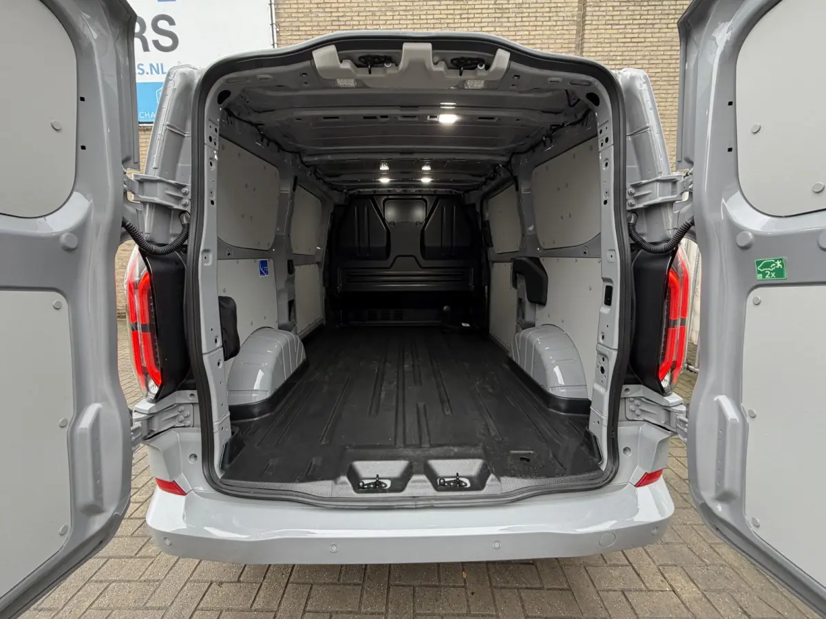 Cust. 320 L1H1 Limited 65 kWh/ 218 PK Direct leverbaar/stoel&stuur verwaming/B&O/ Camera