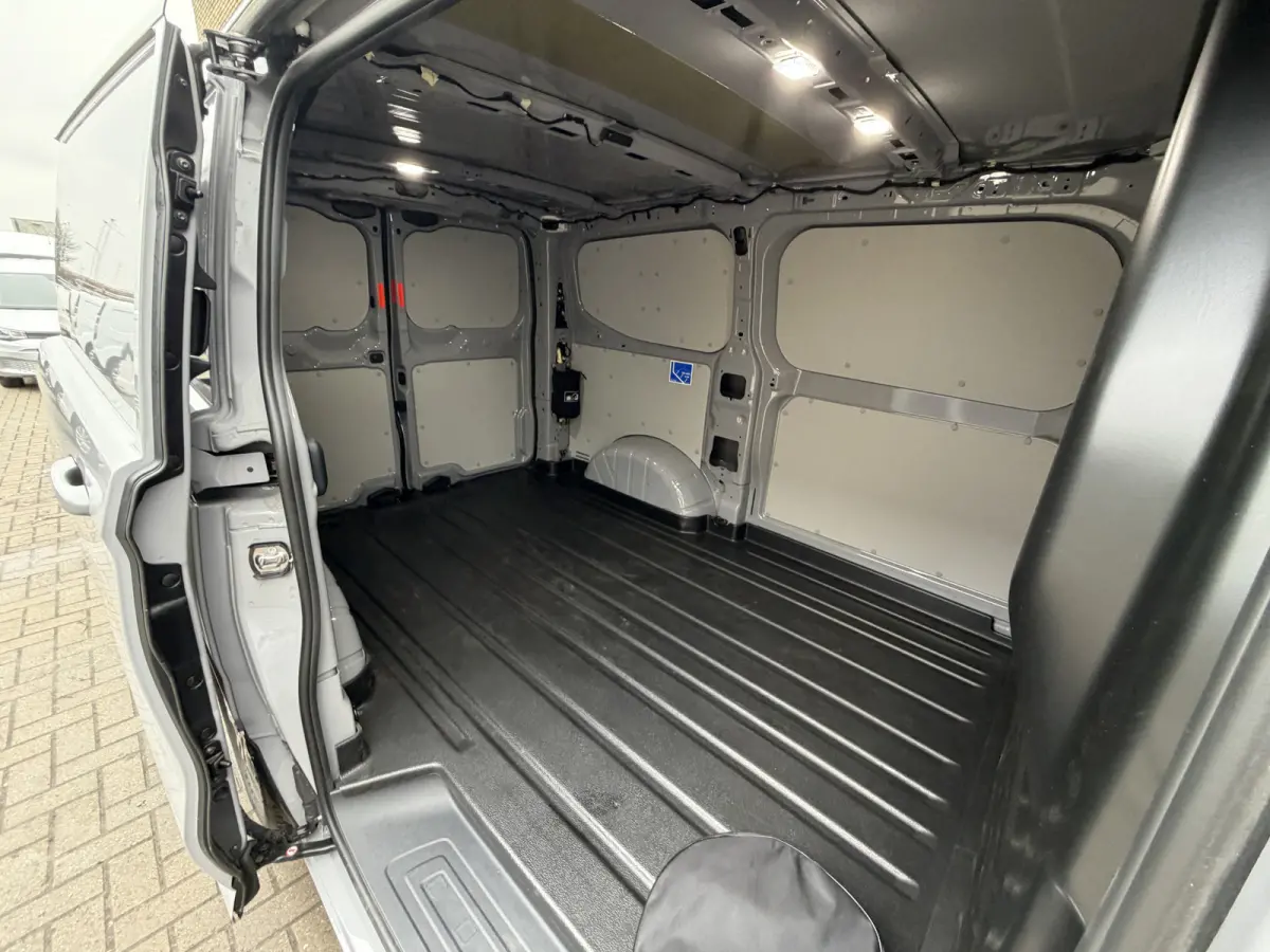 Cust. 320 L1H1 Limited 65 kWh/ 218 PK Direct leverbaar/stoel&stuur verwaming/B&O/ Camera