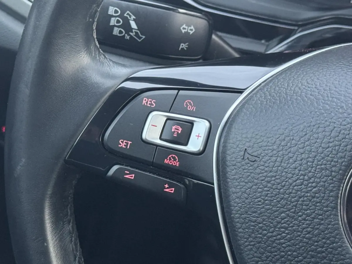 1.0 TSI Highline Business R Navi/ CarPlay