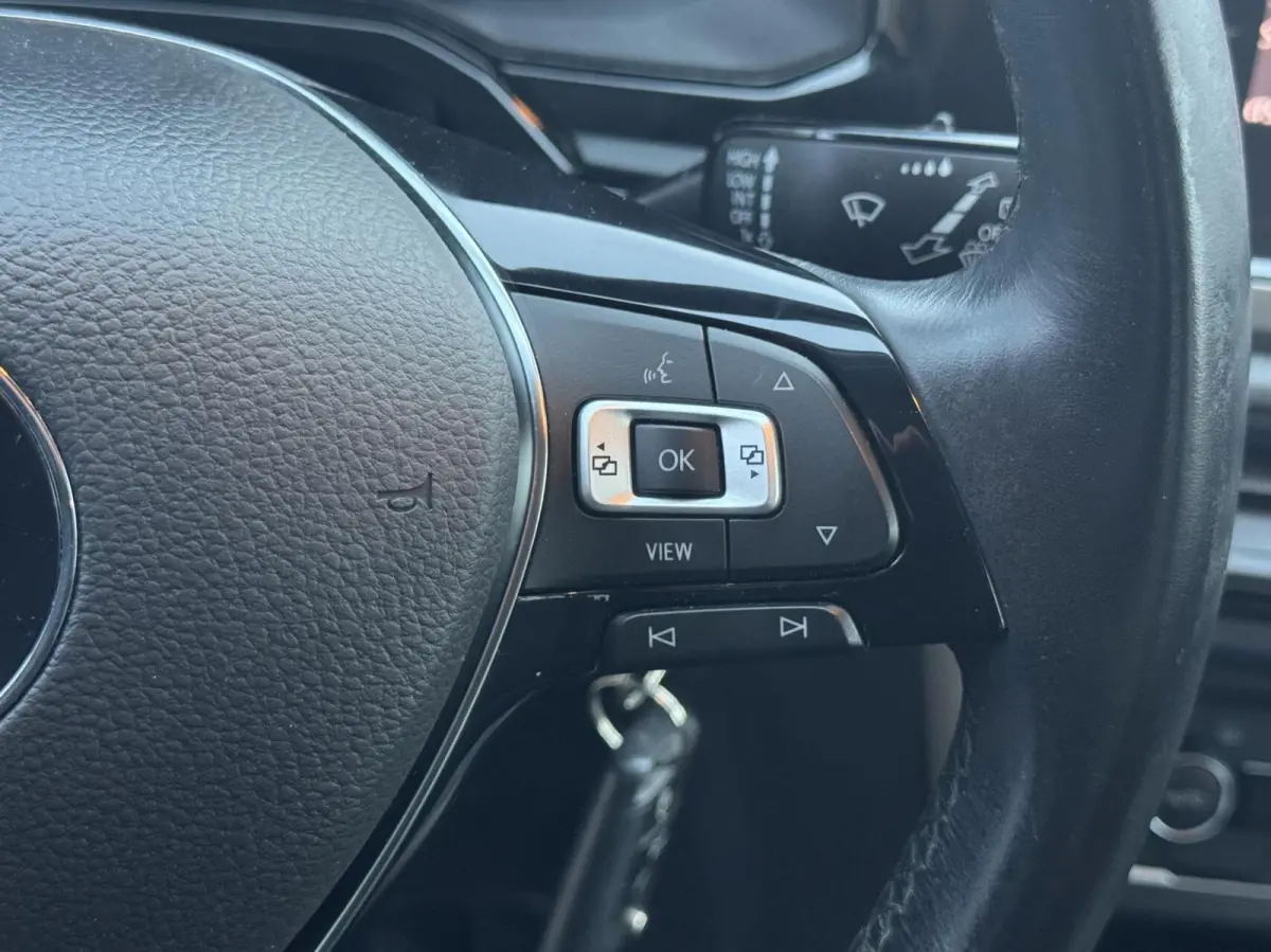 1.0 TSI Highline Business R Navi/ CarPlay