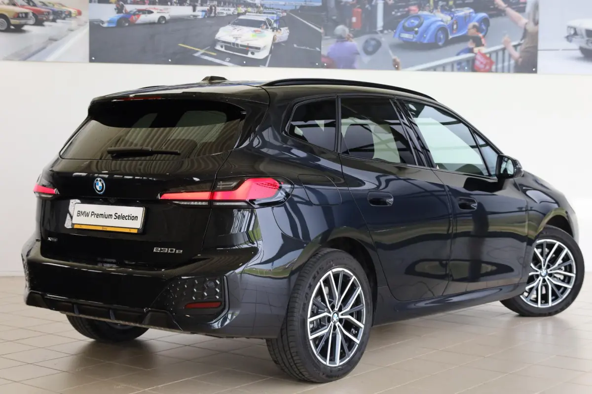 230e xDrive | M Sport | Harman Kardon | Panoramadak | Head-Up Display | Trekhaak