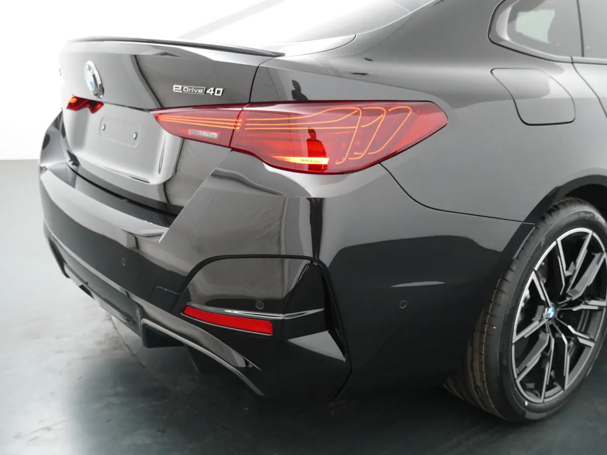 eDrive40 84 kWh | SoH 100% | M-Sportpakket Pro | HiFi | Panoramadak | Adaptive Cruise | Stuurverwarming