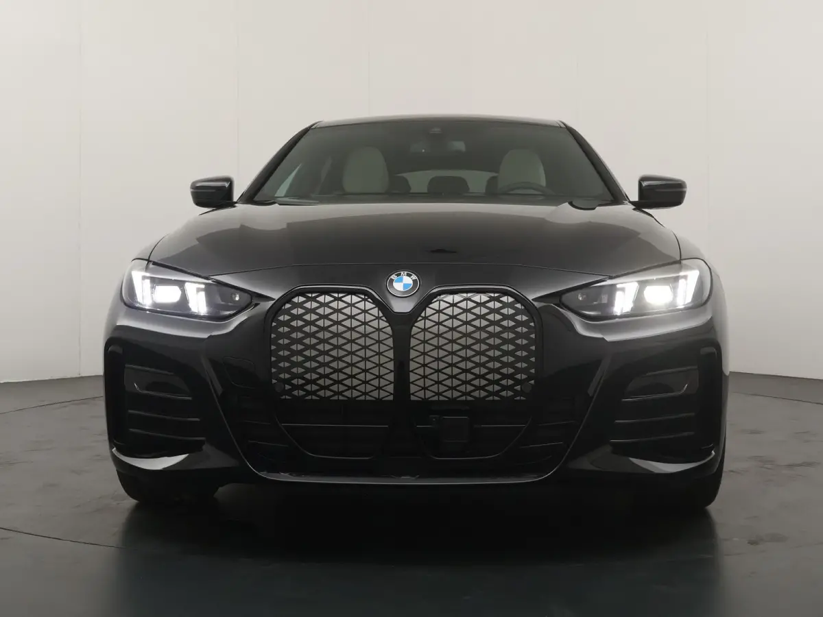eDrive40 84 kWh | SoH 100% | M-Sportpakket Pro | HiFi | Panoramadak | Adaptive Cruise | Stuurverwarming