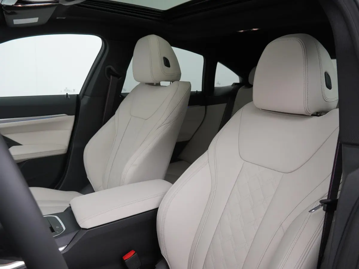 eDrive40 84 kWh | SoH 100% | M-Sportpakket Pro | HiFi | Panoramadak | Adaptive Cruise | Stuurverwarming