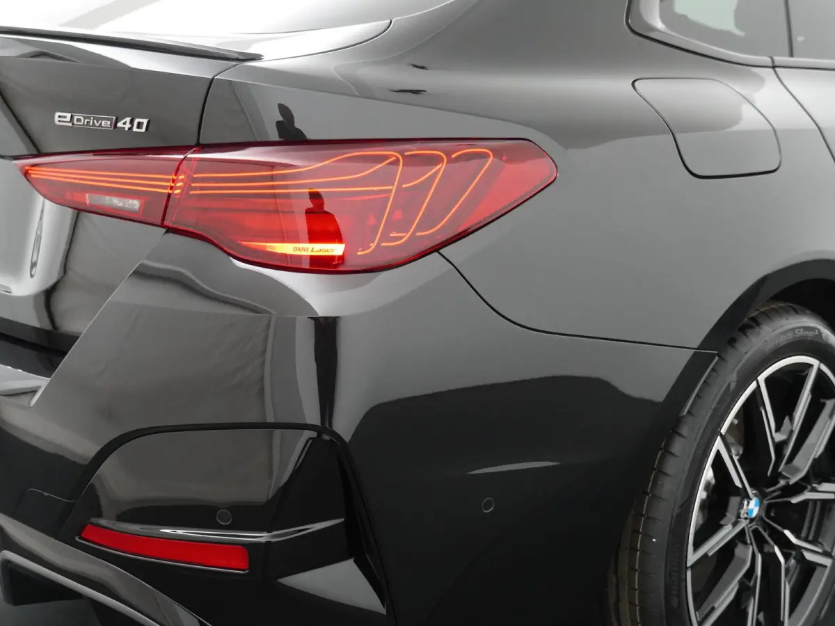 eDrive40 84 kWh | SoH 100% | M-Sportpakket Pro | HiFi | Panoramadak | Adaptive Cruise | Stuurverwarming
