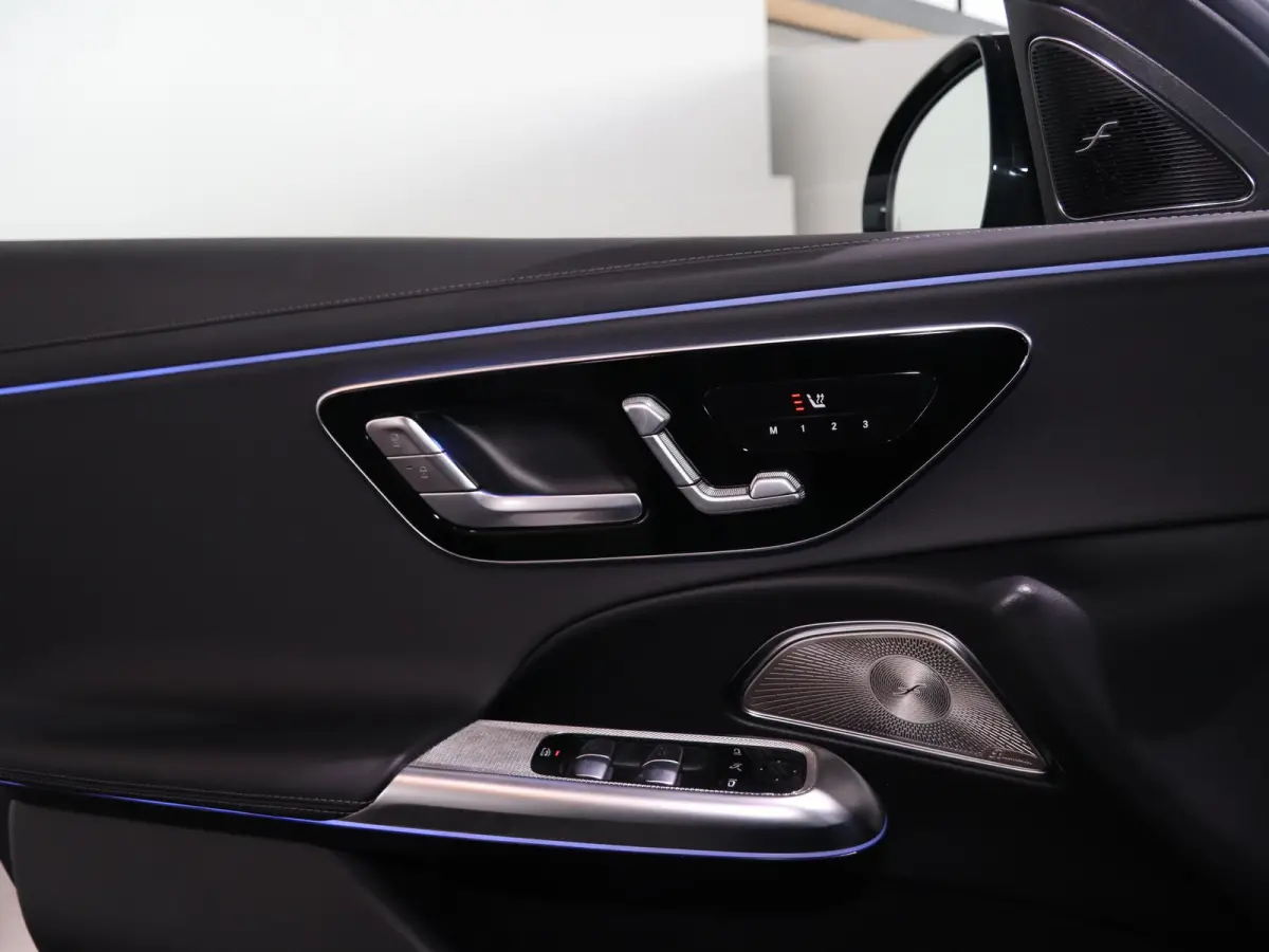 300 de AMG Line | Luchtvering | AMG | Panoramadak | Trekhaak | Burmester | Memory | 20 inch |