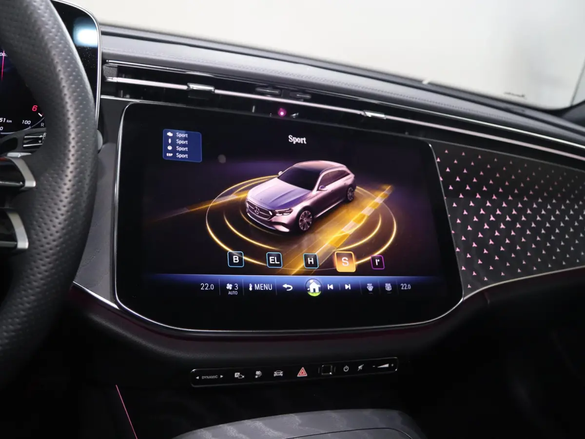 300 de AMG Line | Luchtvering | AMG | Panoramadak | Trekhaak | Burmester | Memory | 20 inch |