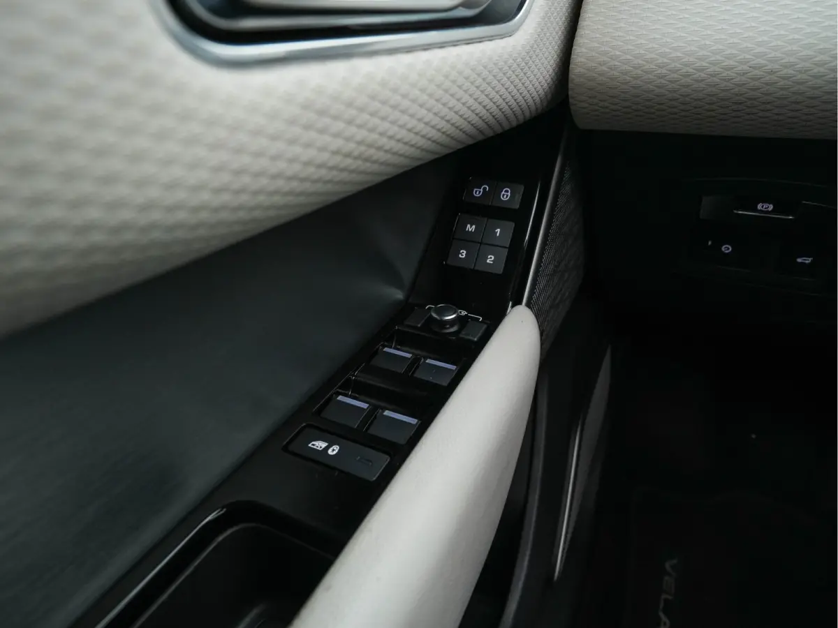 2.0 I4 AWD R-Dynamic HSE Aut. *PANO | LEATHER | FULL-LED | MEMORY-PACK | BLINDSPOT | MERIDIAN-SURROUND | DIGI-COCKPIT | CAMERA | KEYLESS | HEATED-COMFORTSEATS | PRIVACYGLASS | SHIFTPADDLES |
