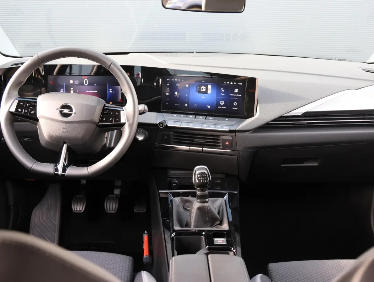 Business Edition 110 pk | Trekhaak | Keyless | Camera | Carplay | Adaptive Cruise Control