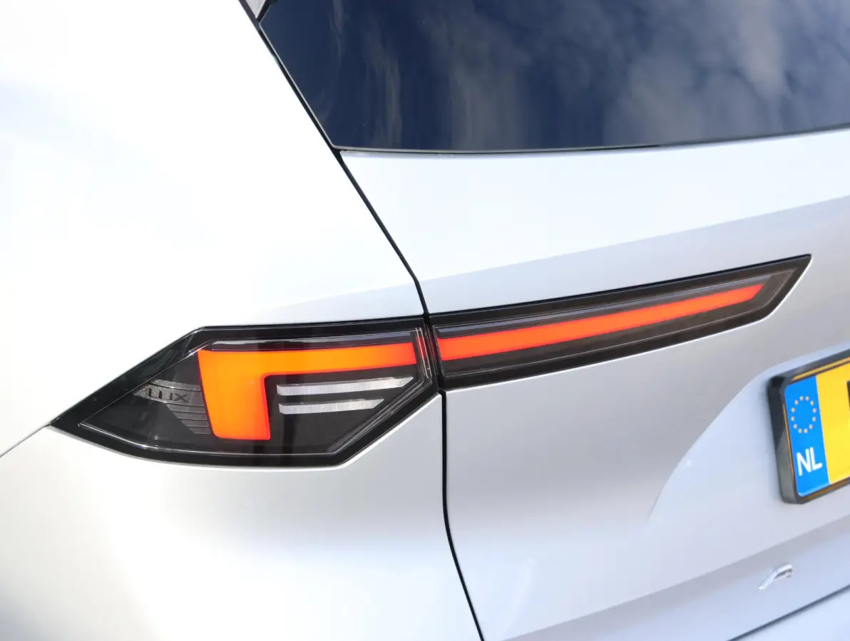 Business Edition 110 pk | Trekhaak | Keyless | Camera | Carplay | Adaptive Cruise Control