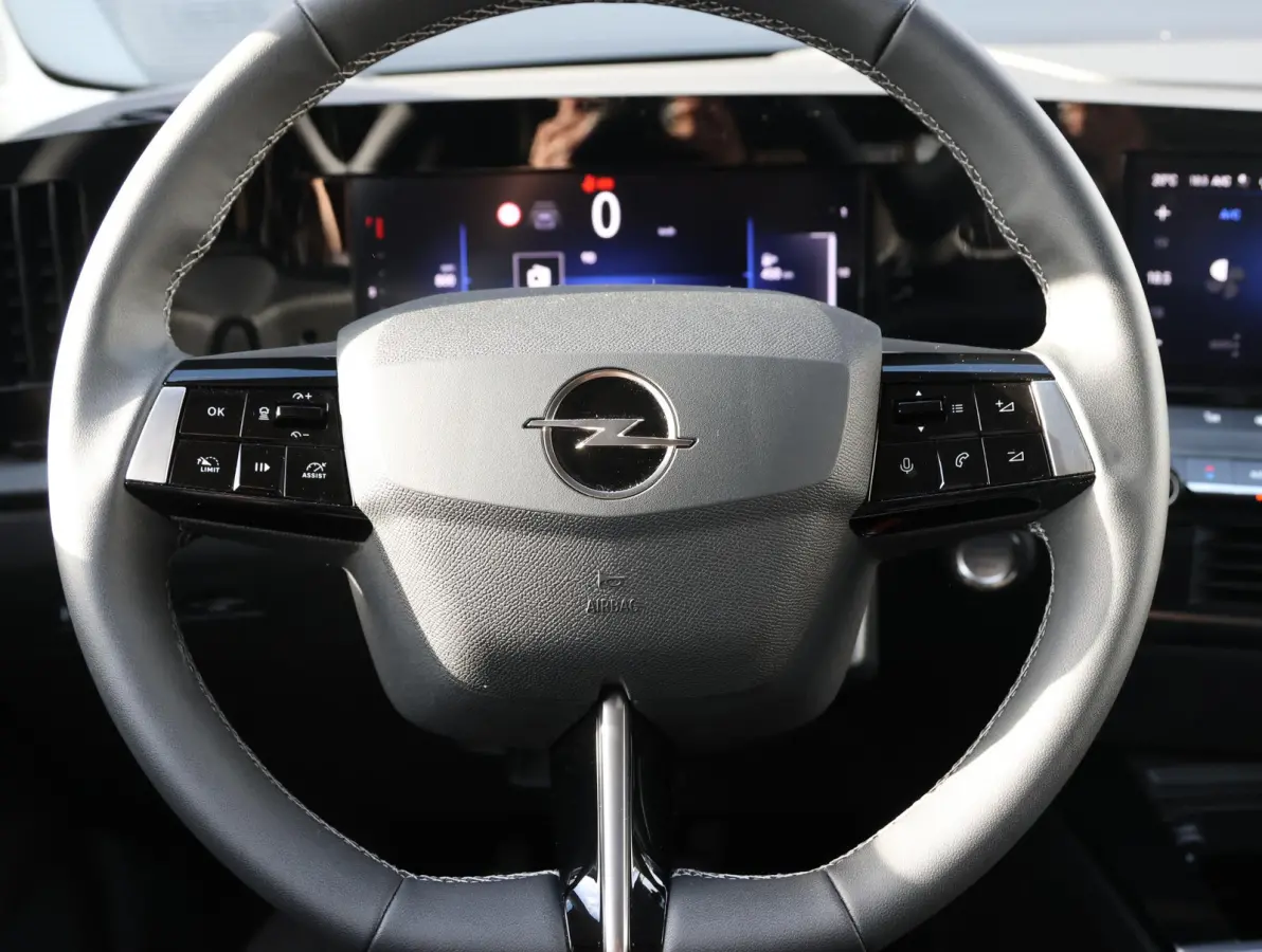 Business Edition 110 pk | Trekhaak | Keyless | Camera | Carplay | Adaptive Cruise Control