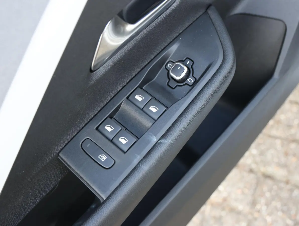 Business Edition 110 pk | Trekhaak | Keyless | Camera | Carplay | Adaptive Cruise Control