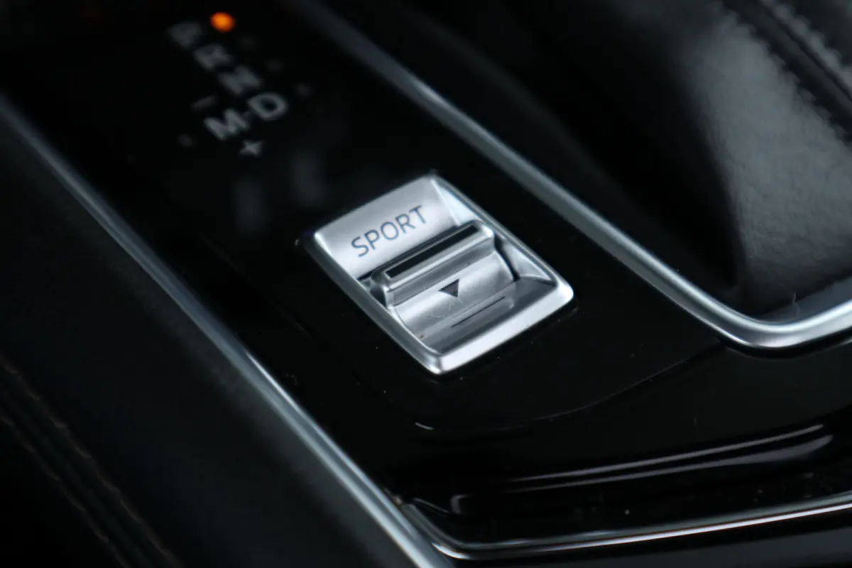 2.0 SkyActiv-G 165 Luxury Automaat / Schuifdak / Leer / Bose / Clima / Navi / Cruise