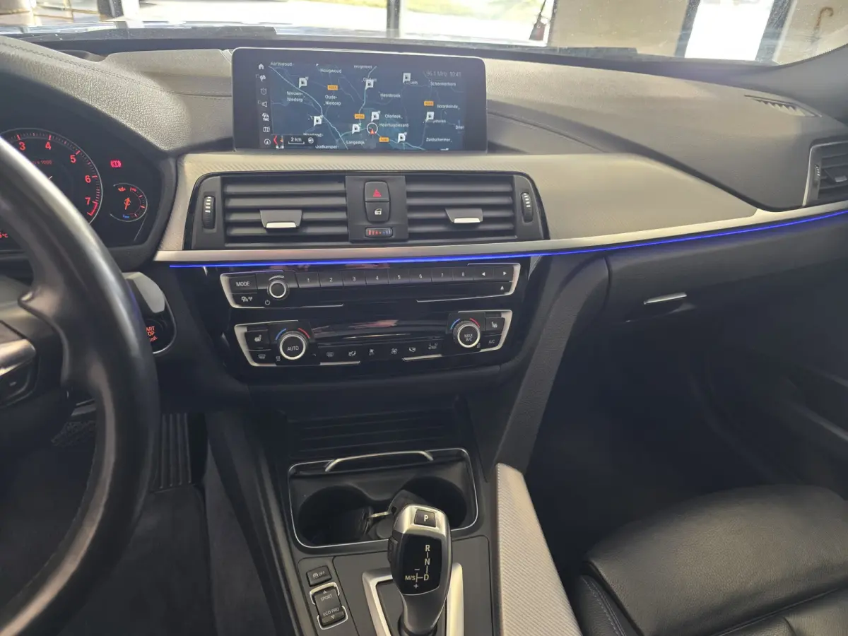 318i M-Sport Corporate Lease Automaat – Pano – HUD – Leder – Camera – NAP –