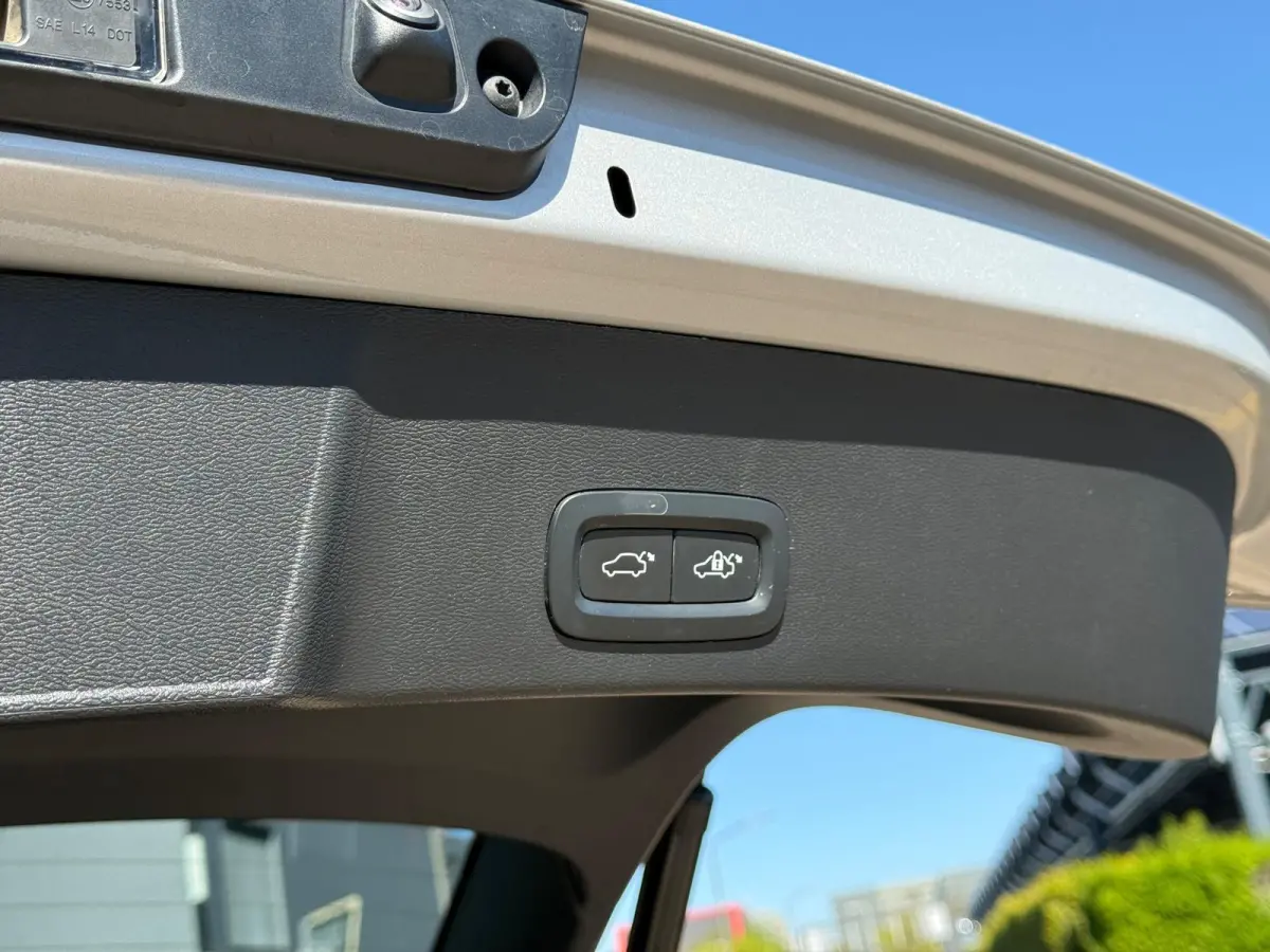 T4 Plus Bright | Camera | DAB | Navi | Blis | Keyless | Bluetooth | Elektrische stoelen | Harman & Kardon audio |
