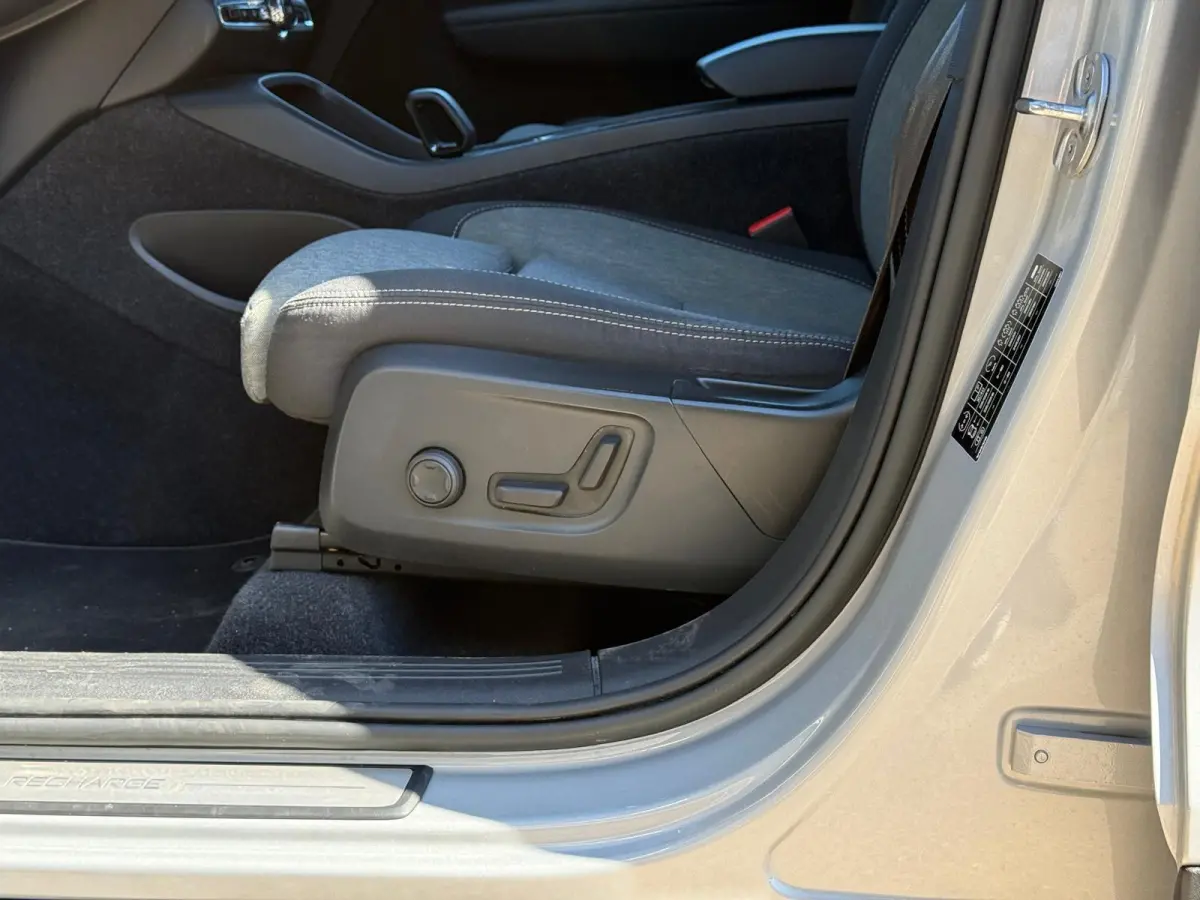 T4 Plus Bright | Camera | DAB | Navi | Blis | Keyless | Bluetooth | Elektrische stoelen | Harman & Kardon audio |