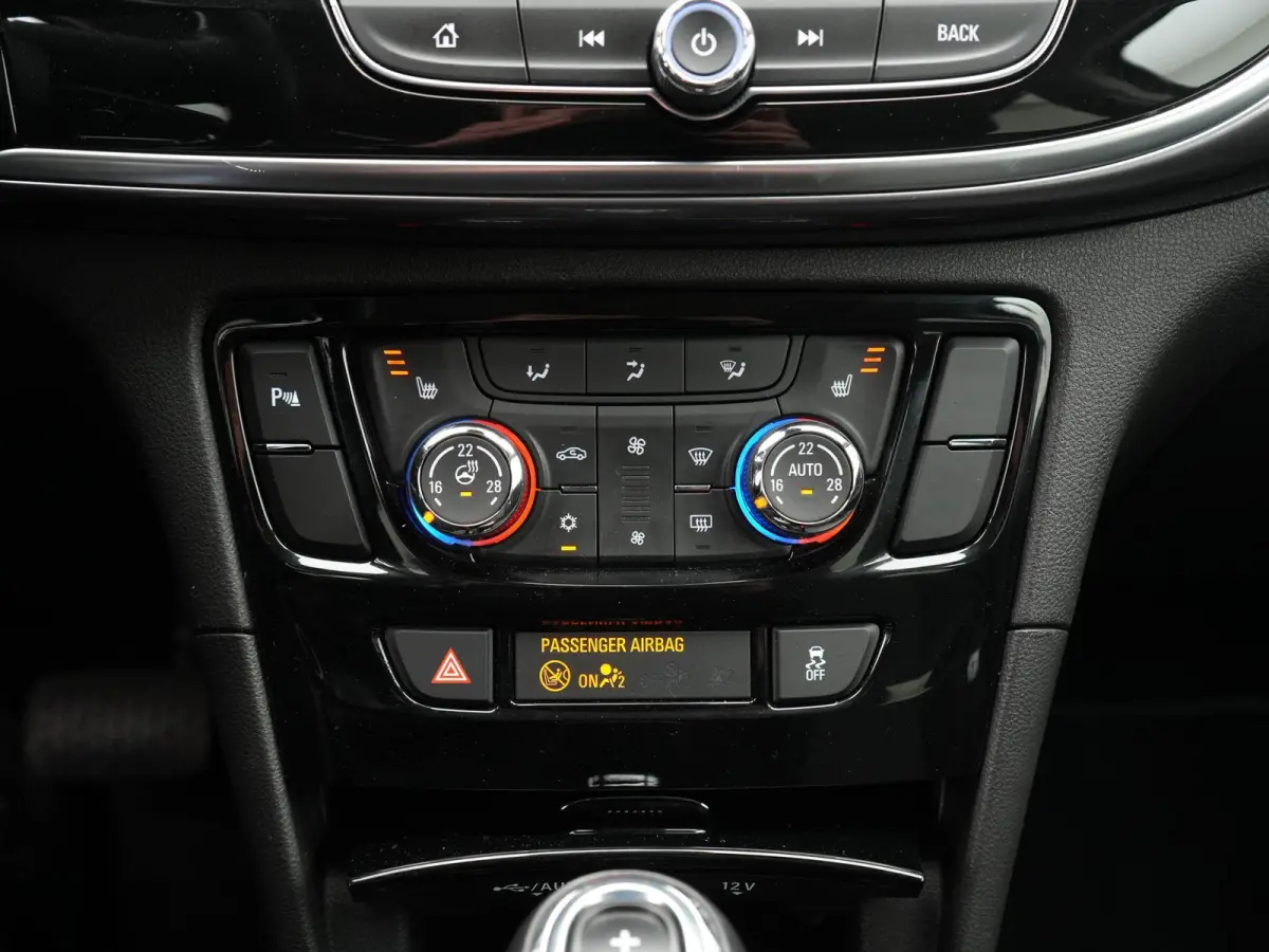 1.4 Turbo Online Edition AUTOMAAT | NAVIGATIE | APPLE CARPLAY | CAMERA | CRUISE | CLIMA | STOELVERWARMING | RADIO | BLUETOOTH | LMV | PDC | 12 MAANDEN BOVAG GARANTIE |