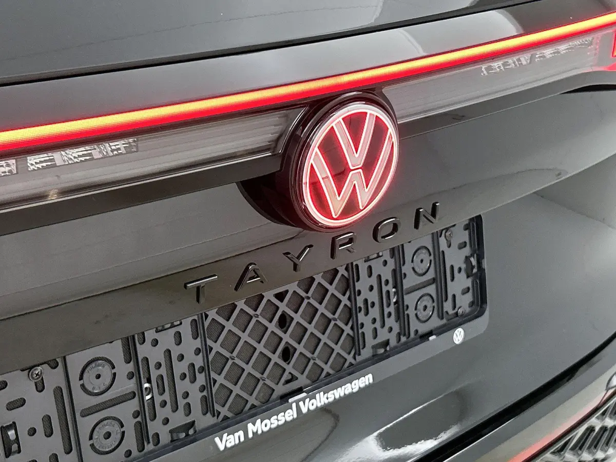 1.5 eHybrid R-Line Edition | 204pk | Trekhaak inklapbaar | Panoramaschuif-kanteldak | Black Style Pakket | adaptieve cruise control | climatronic (automatische airco) |