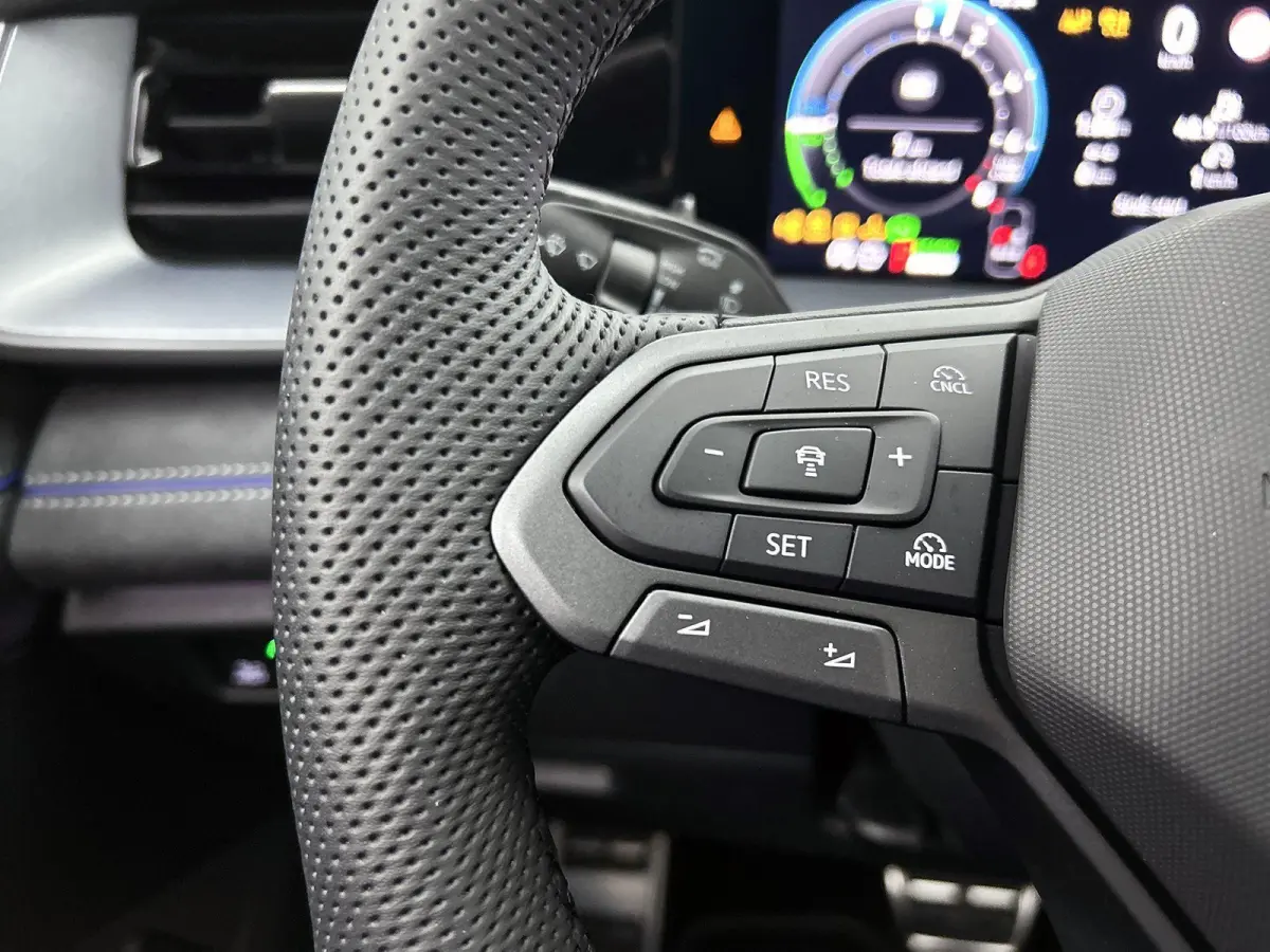 1.5 eHybrid R-Line Edition | 204pk | Trekhaak inklapbaar | Panoramaschuif-kanteldak | Black Style Pakket | adaptieve cruise control | climatronic (automatische airco) |