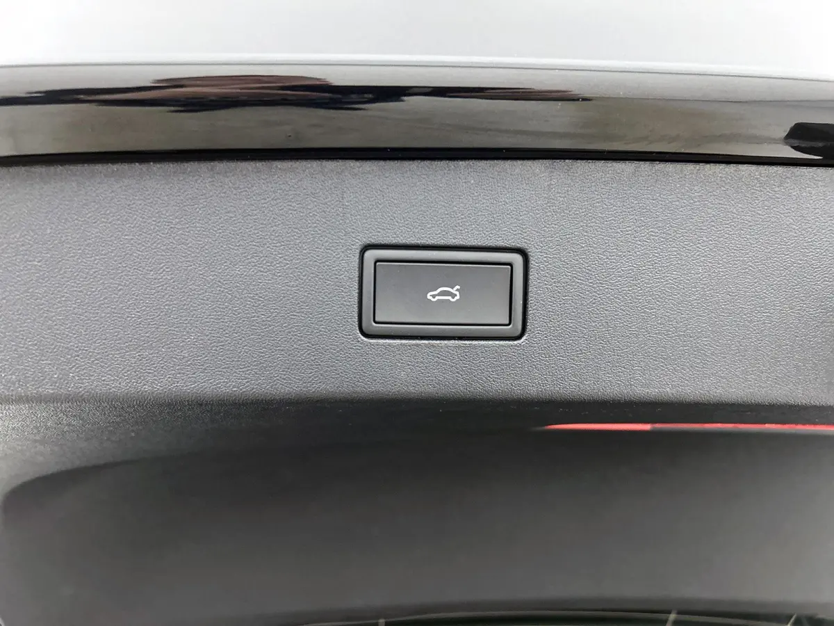 1.5 eHybrid R-Line Edition | 204pk | Trekhaak inklapbaar | Panoramaschuif-kanteldak | Black Style Pakket | adaptieve cruise control | climatronic (automatische airco) |