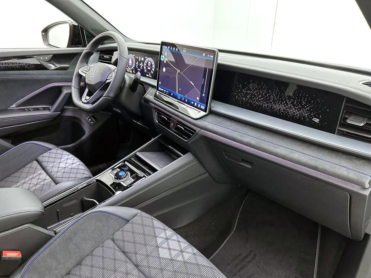 1.5 eHybrid R-Line Edition | 204pk | Trekhaak inklapbaar | Panoramaschuif-kanteldak | Black Style Pakket | adaptieve cruise control | climatronic (automatische airco) |