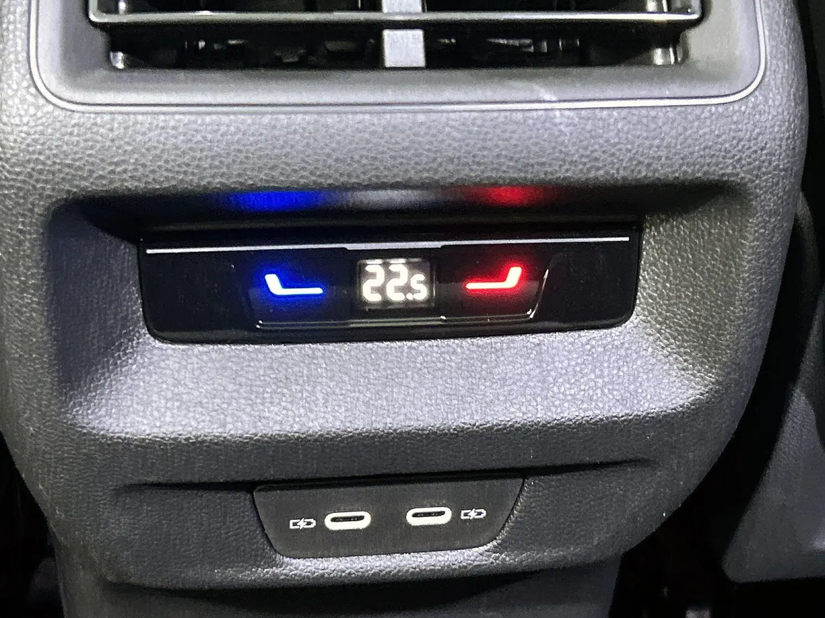 1.5 eHybrid R-Line Edition | 204pk | Trekhaak inklapbaar | Panoramaschuif-kanteldak | Black Style Pakket | adaptieve cruise control | climatronic (automatische airco) |