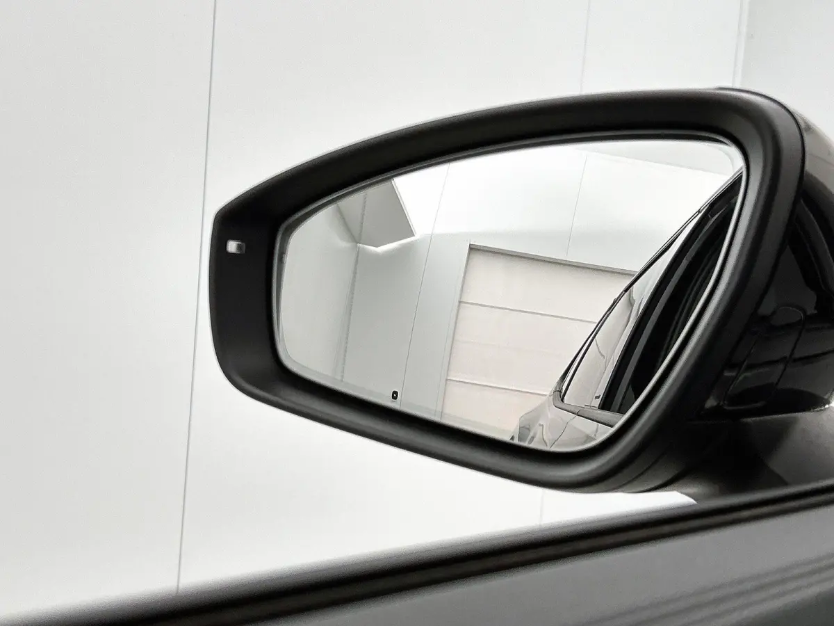 1.5 eHybrid R-Line Edition | 204pk | Trekhaak inklapbaar | Panoramaschuif-kanteldak | Black Style Pakket | adaptieve cruise control | climatronic (automatische airco) |