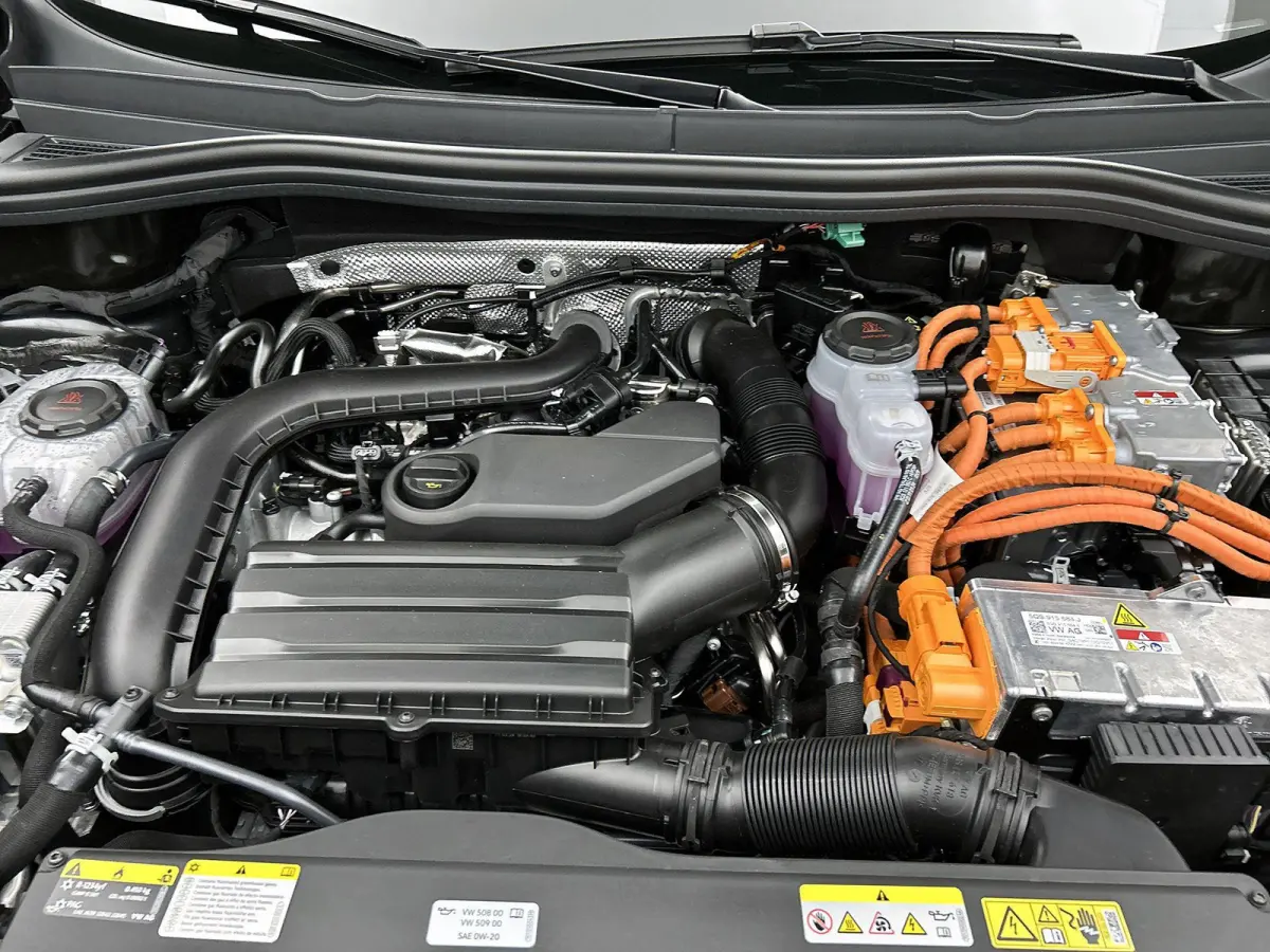 1.5 eHybrid R-Line Edition | 204pk | Trekhaak inklapbaar | Panoramaschuif-kanteldak | Black Style Pakket | adaptieve cruise control | climatronic (automatische airco) |