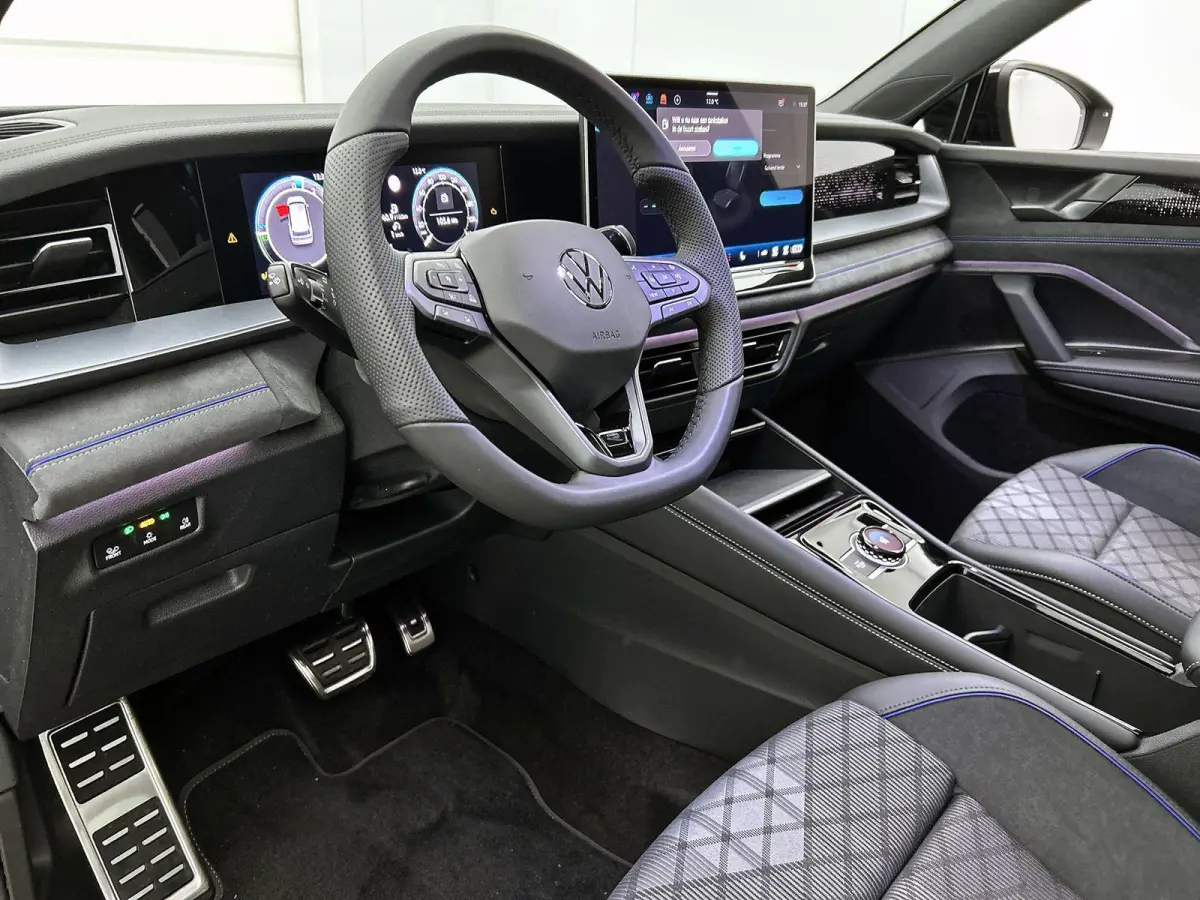 1.5 eHybrid R-Line Edition | 204pk | Trekhaak inklapbaar | Panoramaschuif-kanteldak | Black Style Pakket | adaptieve cruise control | climatronic (automatische airco) |
