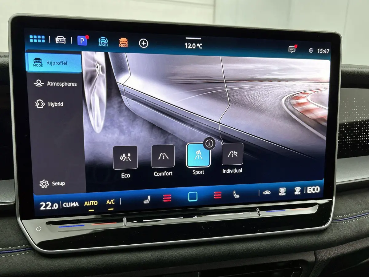 1.5 eHybrid R-Line Edition | 204pk | Trekhaak inklapbaar | Panoramaschuif-kanteldak | Black Style Pakket | adaptieve cruise control | climatronic (automatische airco) |