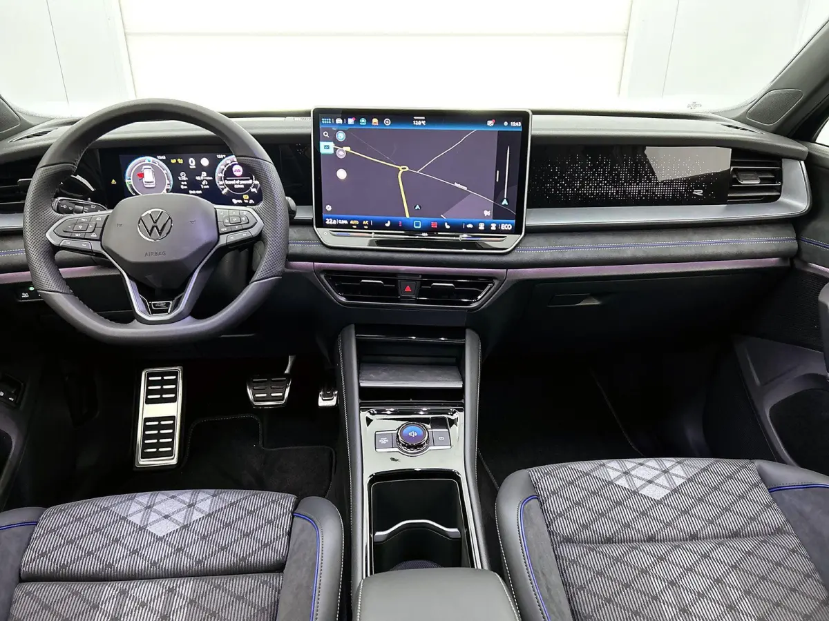 1.5 eHybrid R-Line Edition | 204pk | Trekhaak inklapbaar | Panoramaschuif-kanteldak | Black Style Pakket | adaptieve cruise control | climatronic (automatische airco) |