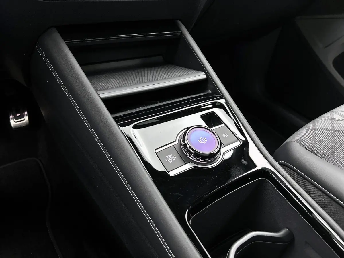 1.5 eHybrid R-Line Edition | 204pk | Trekhaak inklapbaar | Panoramaschuif-kanteldak | Black Style Pakket | adaptieve cruise control | climatronic (automatische airco) |